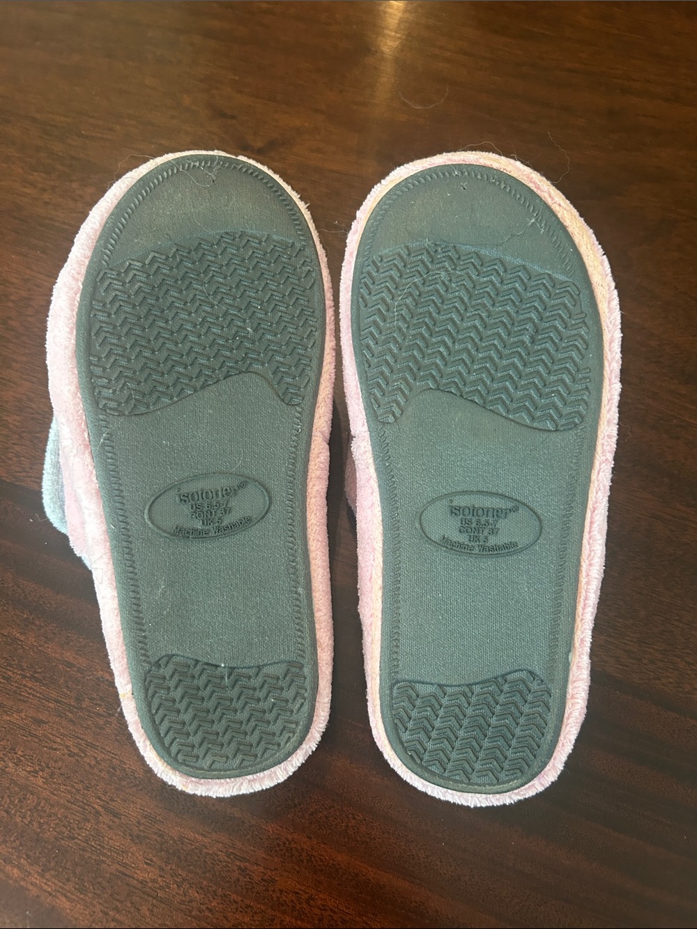 Isotoner size 6.5-7Plush Pink Slide Slippers with Gray Quilted Footbed - Picture 7 of 8